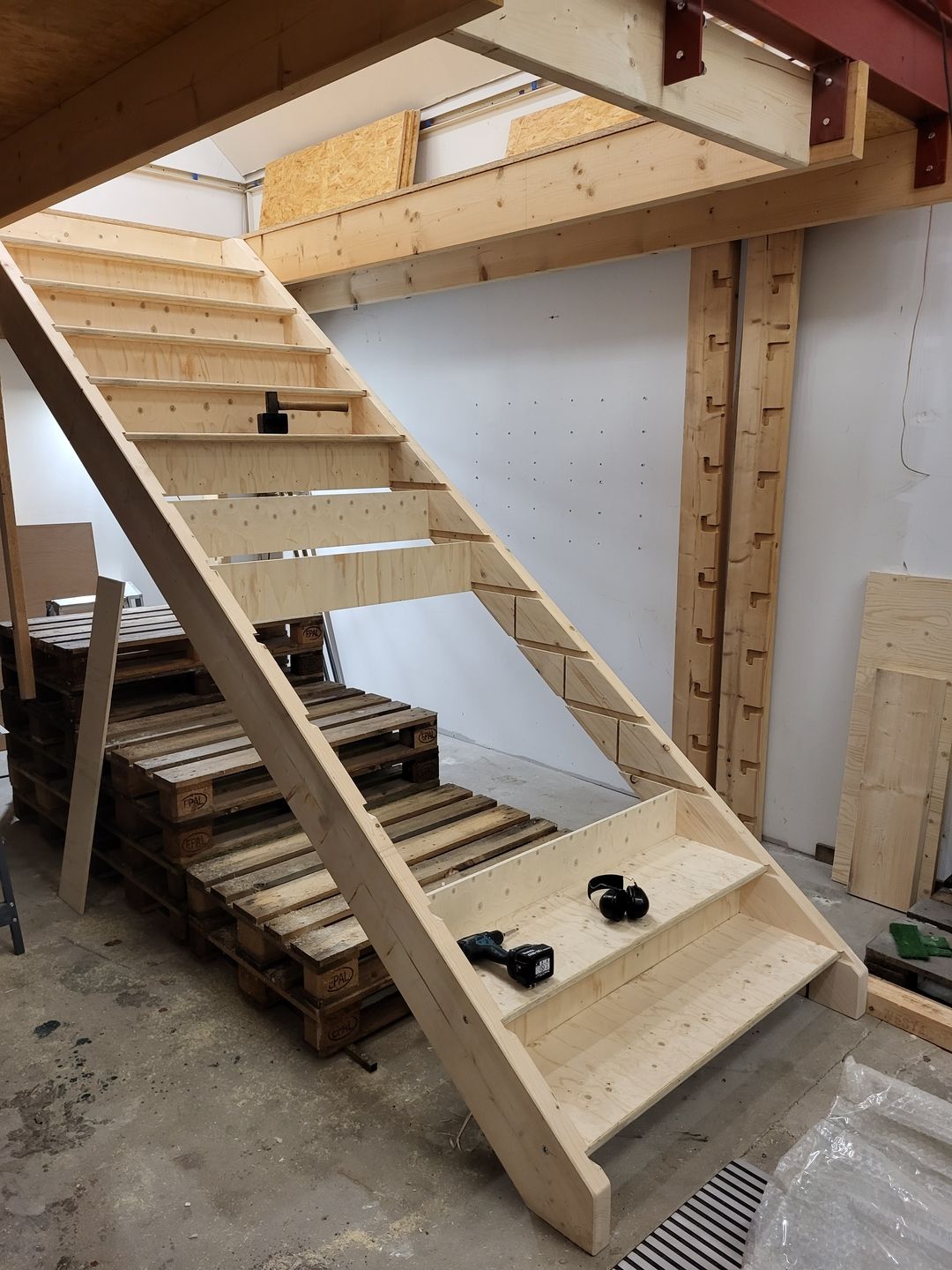 Eine Treppe aus Holz, die gerade gebaut wird