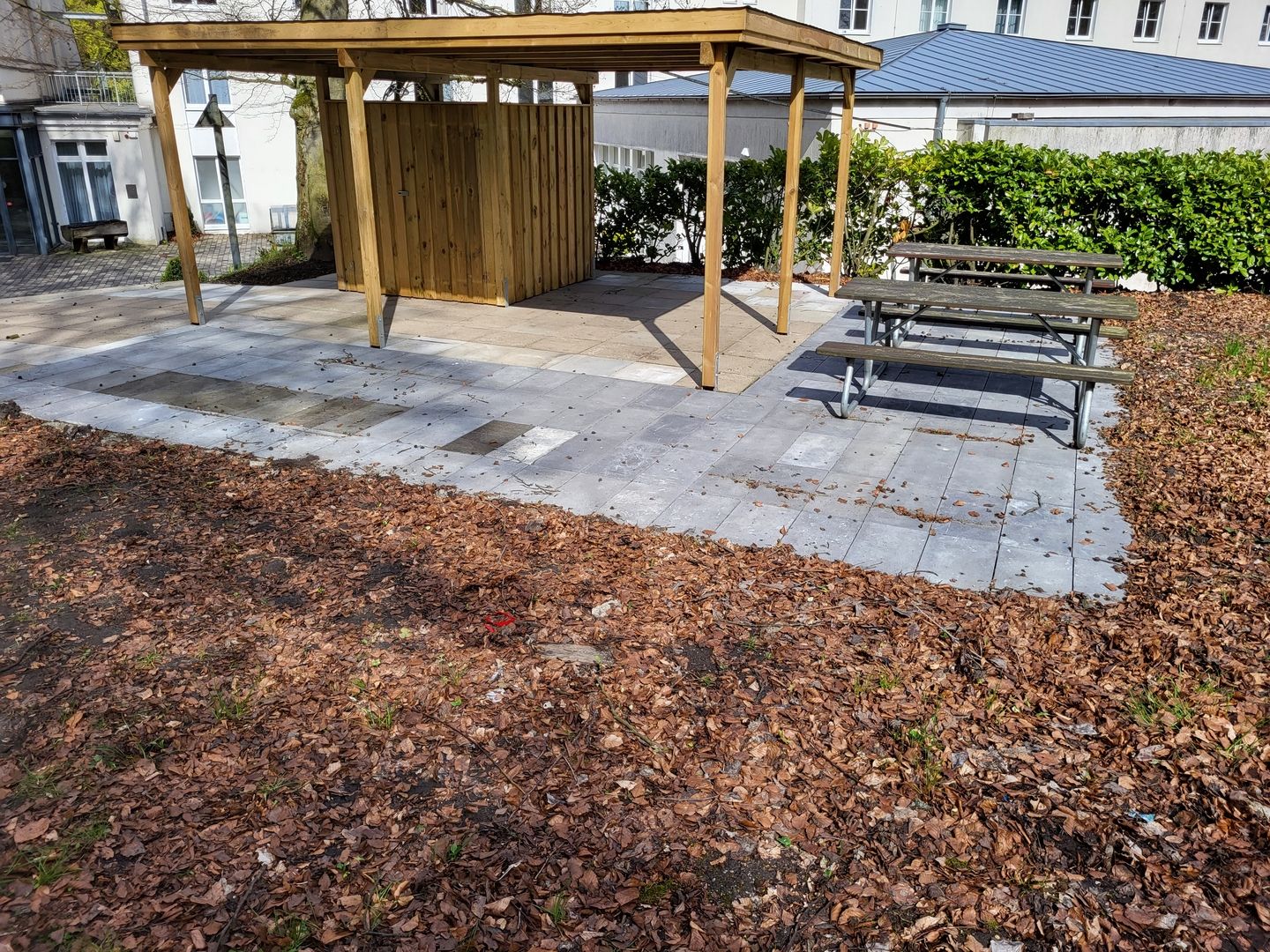 Eine Überdachung aus hellem Holz